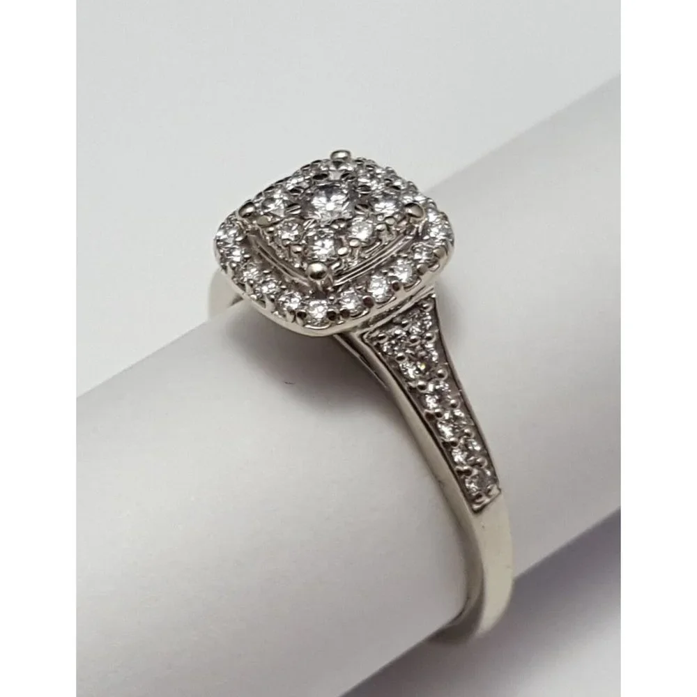 Beautiful 10K Karat Solid White Gold Designer Diamond Cluster Ring - Size 7